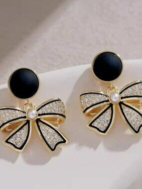 Rhinestone Bow Design Stud Earrings